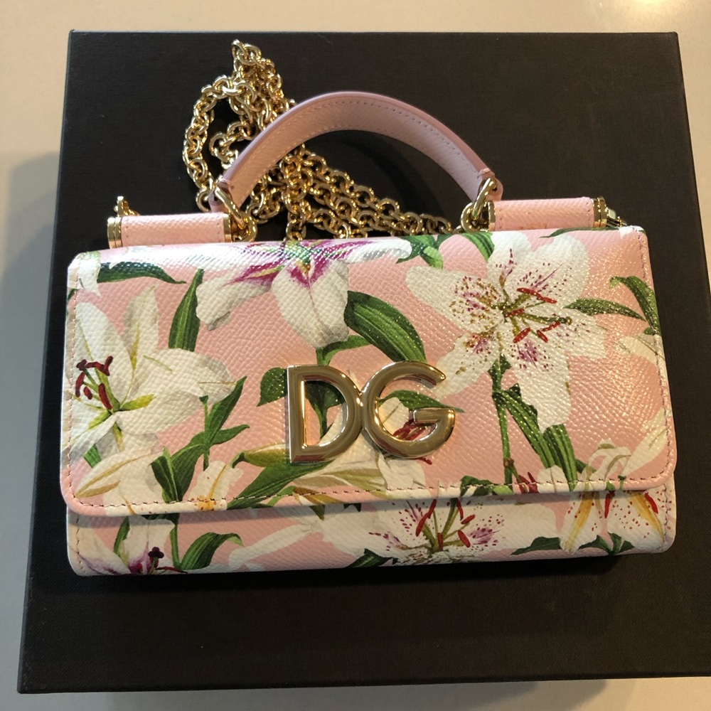 Gorgeous brand new Dolce & Gabbana leather bag with authenticity cards and box.